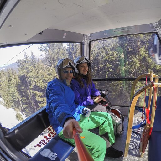 Slitta nella cabinovia | © Ph. Paolo Codeluppi cabinovia slittino uomo donna selfiestick | © Ph. Paolo Codeluppi