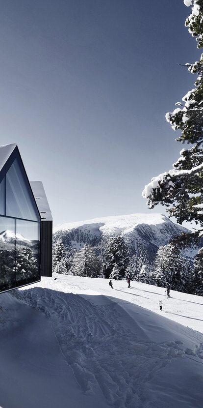 Berghütte Oberholz | © Oskar Da Riz Berghütte im Schnee Latemar Dolomiten Skipiste | © Oskar Da Riz
